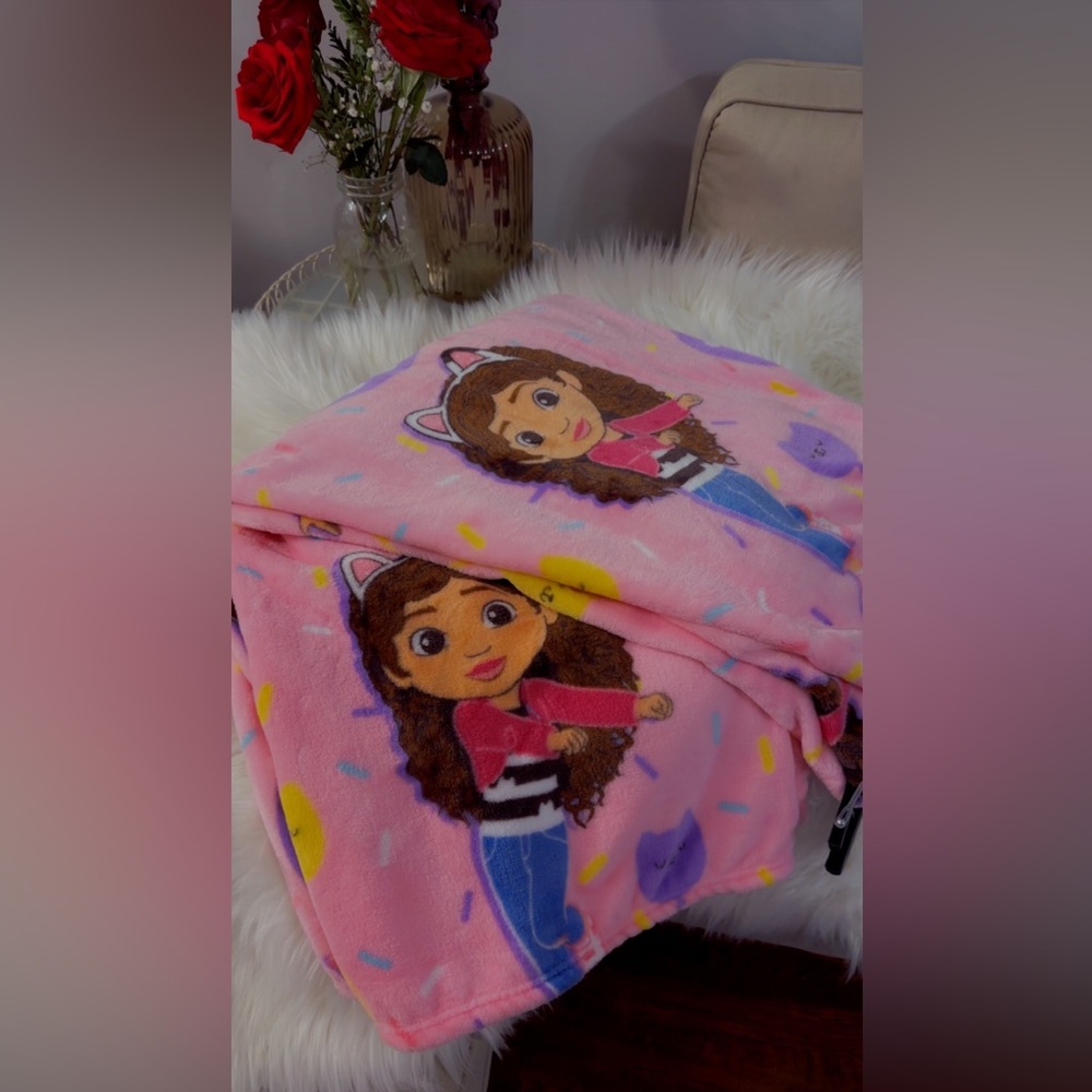 GABBYS!
DOLLHOUSE Blanket